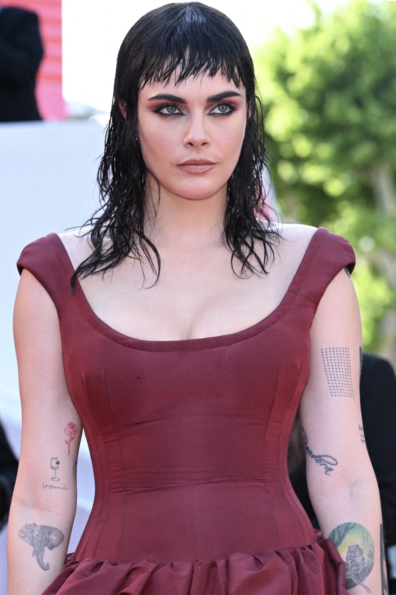 إطلالة Cara Delevingne بتسريحة مبللة مع الغرة القصيرة
