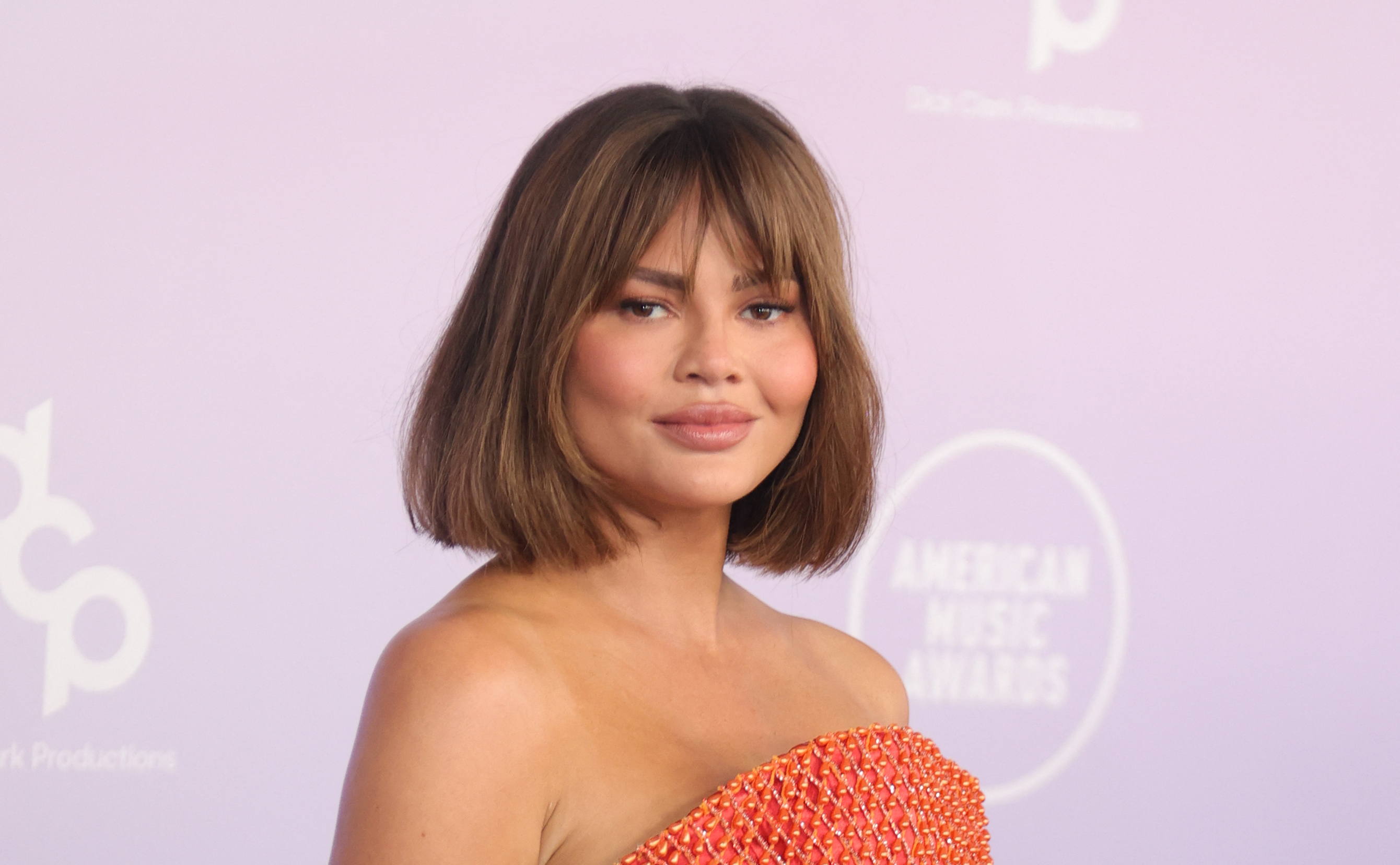 إطلالة Chrissy Teigen بتسريحات شعر الكاريه المستقيمة