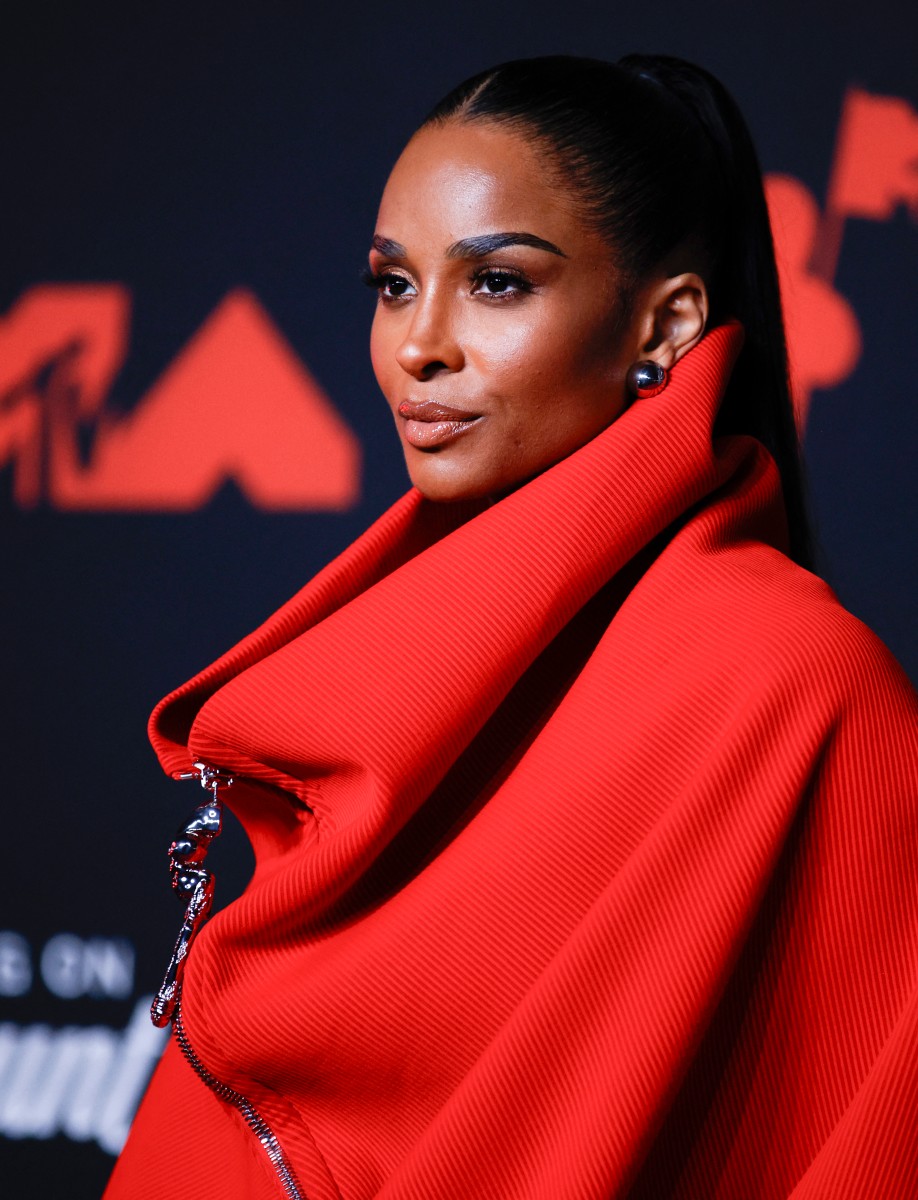 إطلالة Ciara بمكياج برونزي قوي