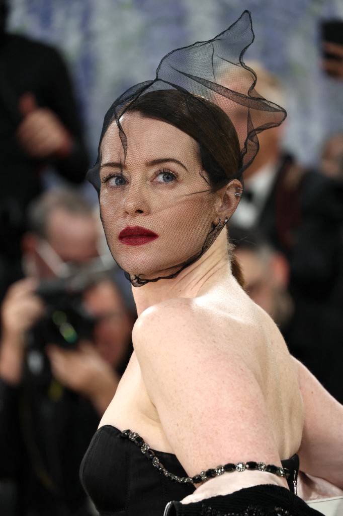 إطلالة Claire Foy بأكسسوار التول