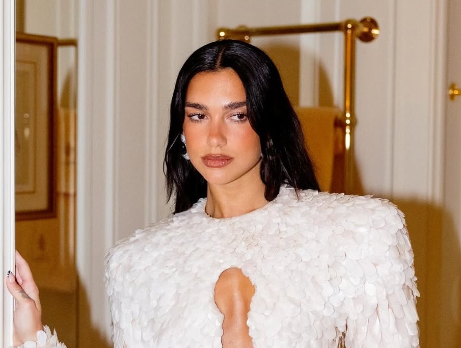إطلالة Dua Lipa بالمكياج البرونزي القوي- الصورة من حسابها على انستغرام