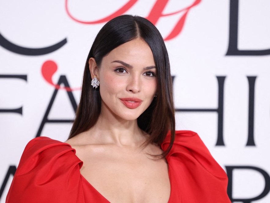 إطلالة Eiza Gonzalez بالمكياج المشمشي الفاتح
