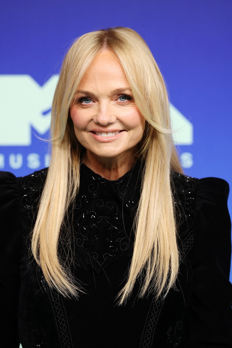 إطلالة Emma Bunton بالمكياج المشمشي الفاتح