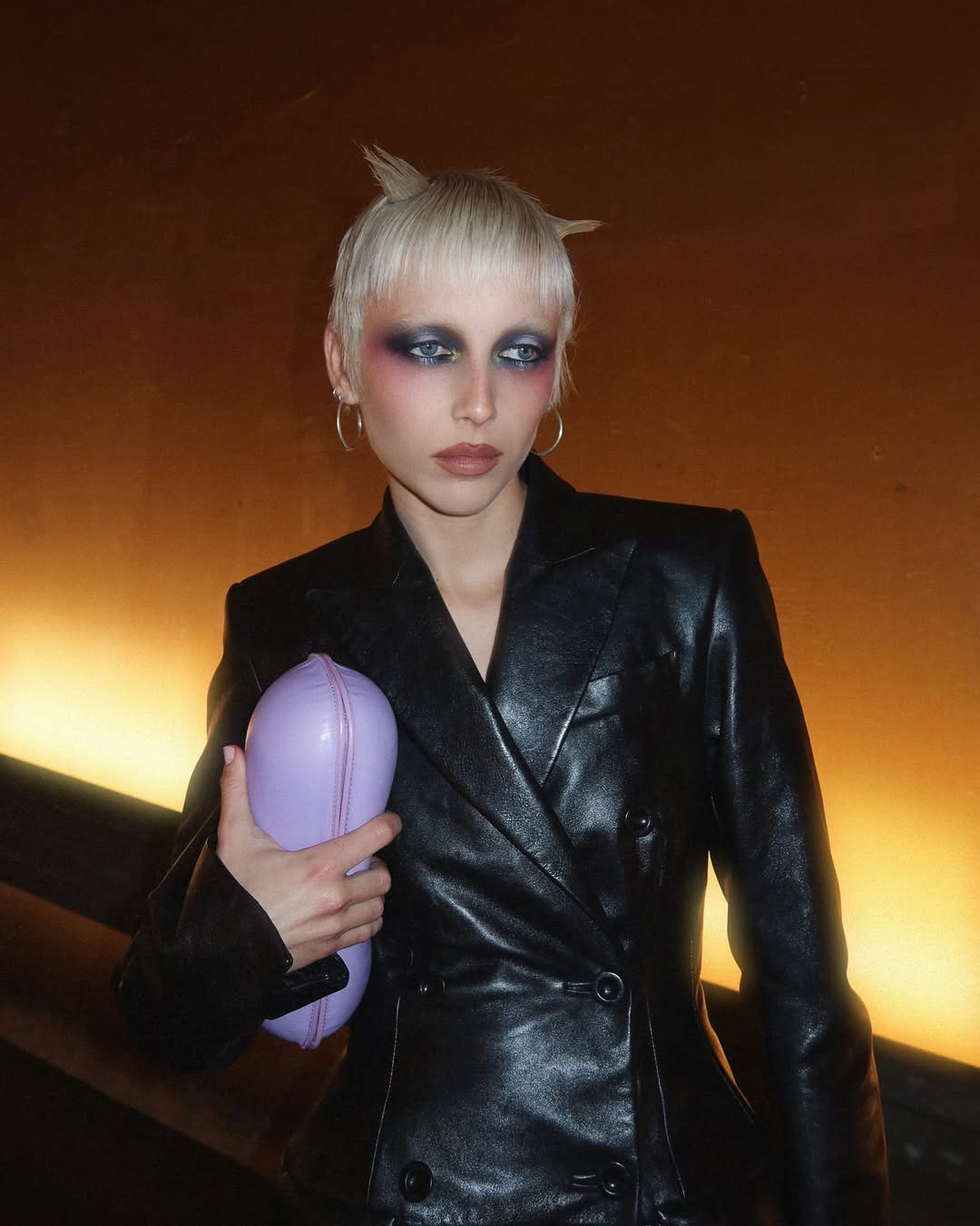 إطلالة Emma Chamberlain برسمات المكياج السموكي خلال حضورها عرض Mugler