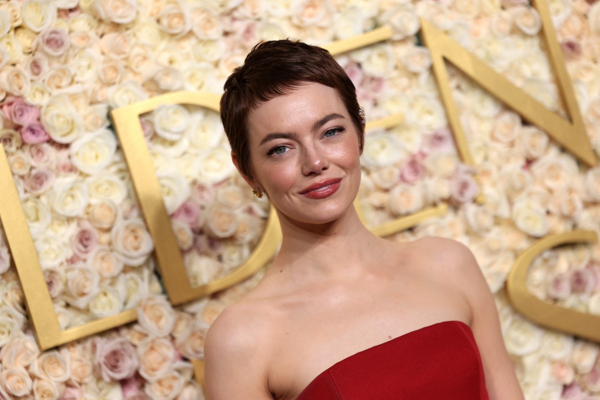 إطلالة Emma Stone بالبلاشر البرونزي والغلوسي