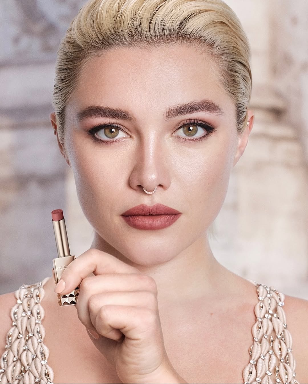 إطلالة Florence Pugh بمكياج بني- الصورة من حساب Peter Lux