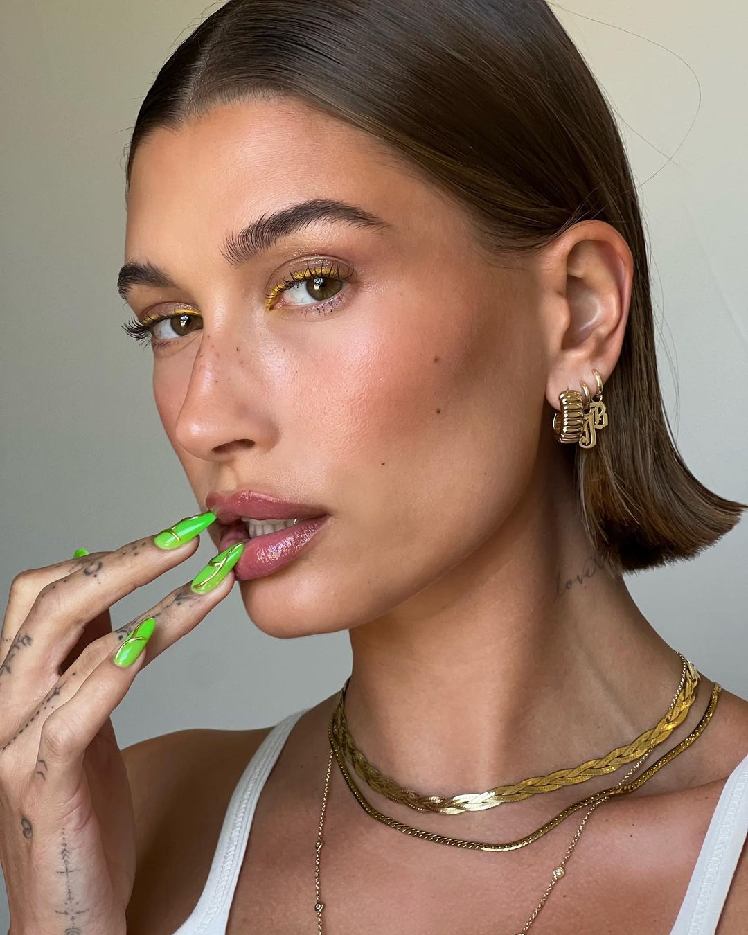 اطلالة Hailey Bieber بألوان مناكير جريئة وهندسية