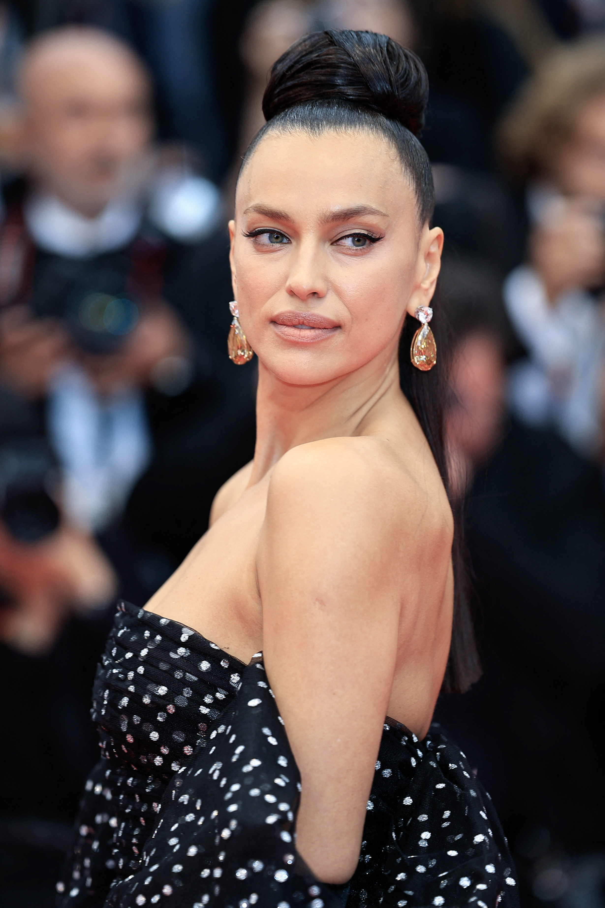 إطلالة Irina Shayk بتسريحة شعر الكعكة العريضة