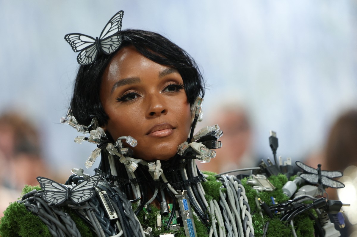 إطلالة Janelle Monae بأكسسوار الفراشة النافرة