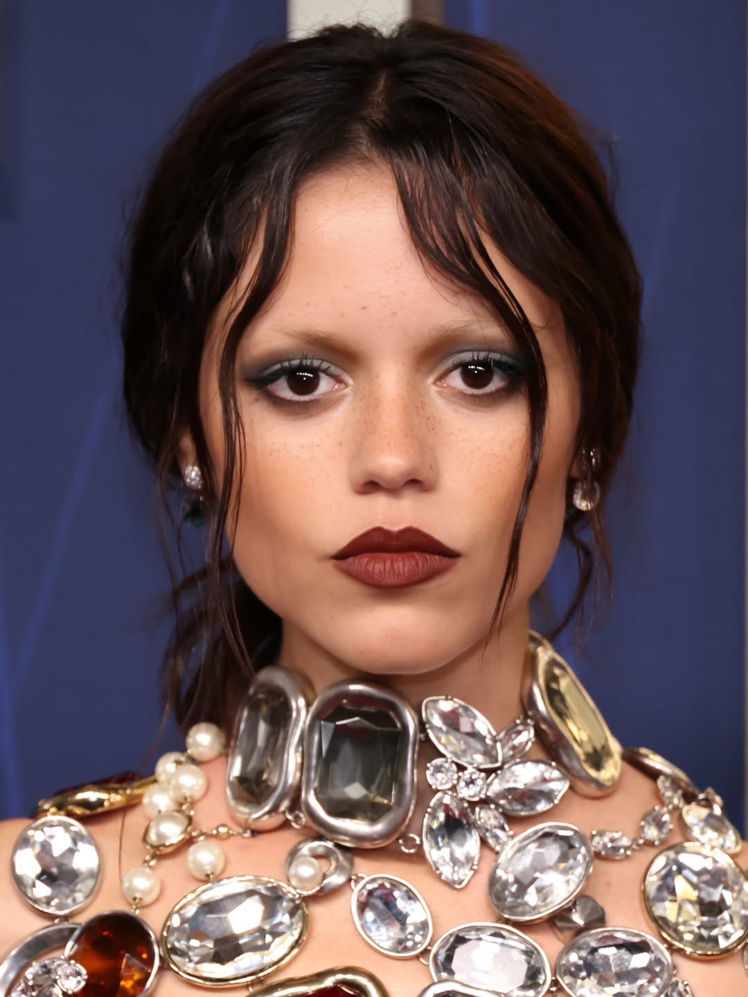 إطلالة Jenna Ortega برسمات المكياج الازرق- الصورة من حساب خبيرة المكياج Melanie Inglessis على انستغرام