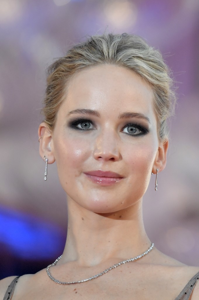 إطلالة Jennifer Lawrence بمكياج سموكي أسود عام 2017