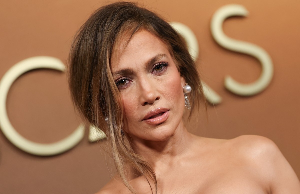 إطلالة Jennifer Lopez بمكياج برونزي لماع
