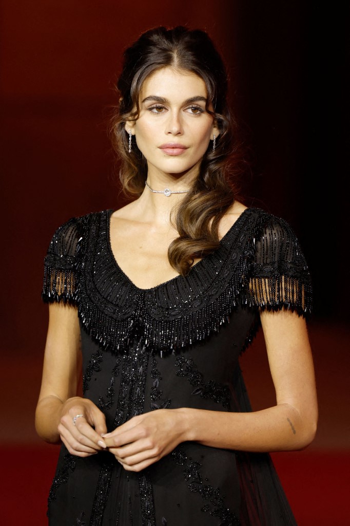 إطلالة Kaia Gerber بتسريحات شعر ويفي عريض