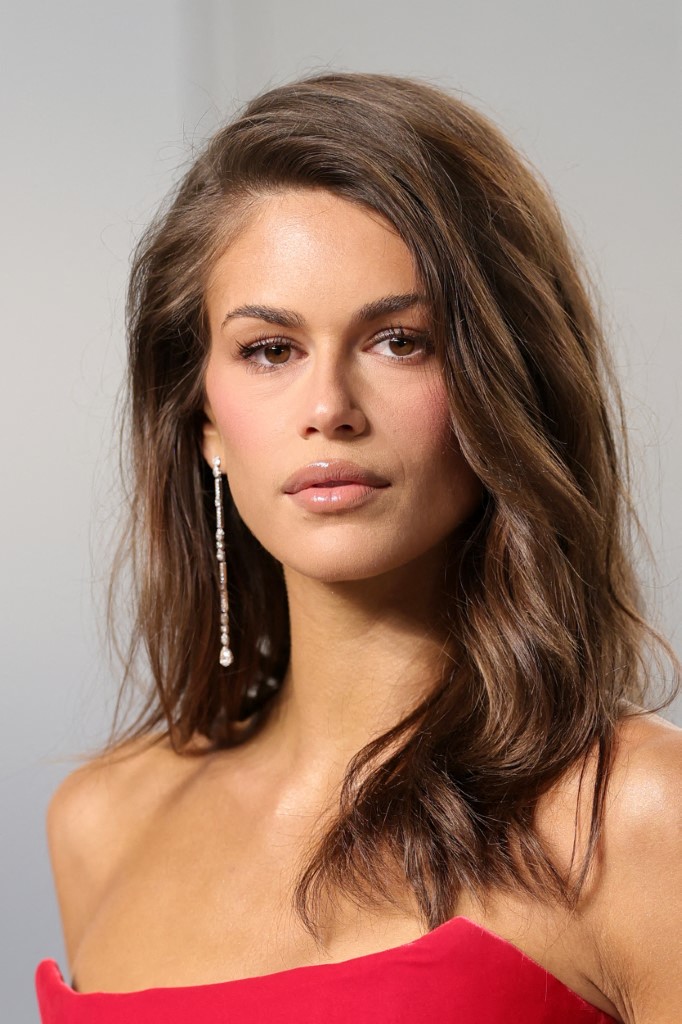 إطلالة Kaia Gerber بمكياج وردي فاتح