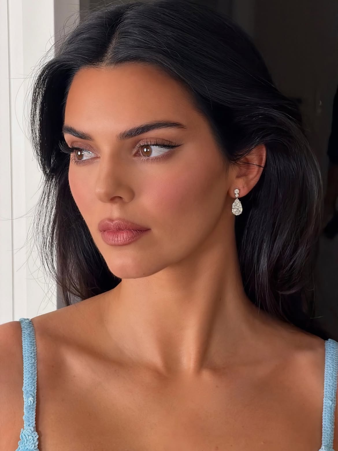إطلالة Kendall Jenner برسمات الآيلاينر المستقيمة - الصورة من حساب خبيرة المكياج Mary Phillips على انستغرام