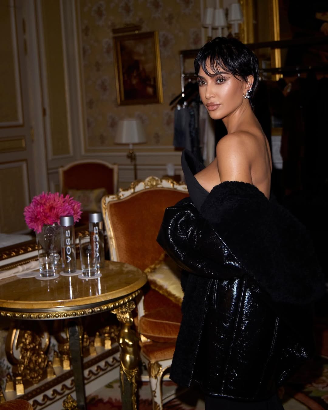 إطلالة Kim Kardashian بالمكياج الكحلي وتسريحة البيكسي الجريئة
