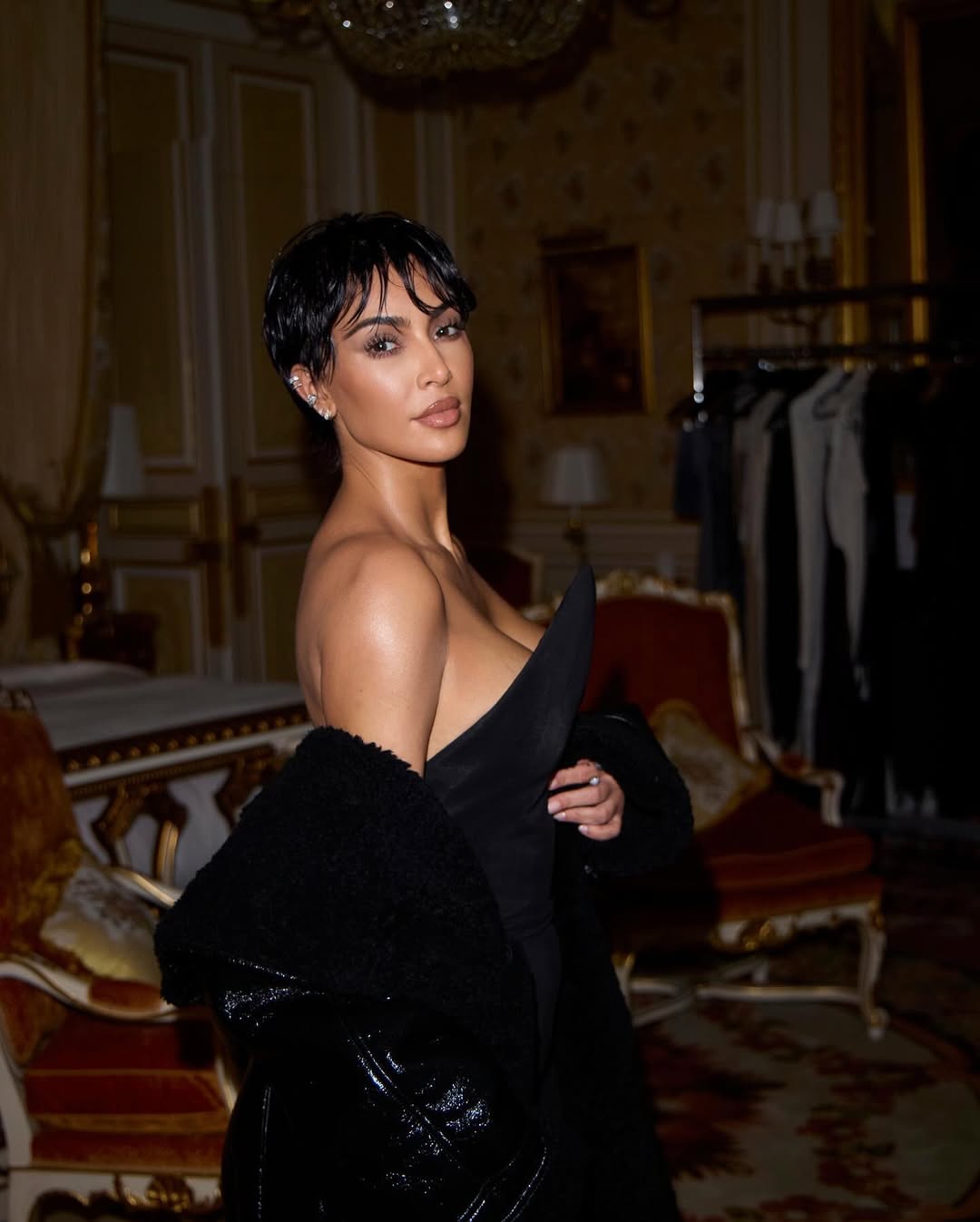 إطلالة Kim Kardashian بقصة البيكسي الباريسية