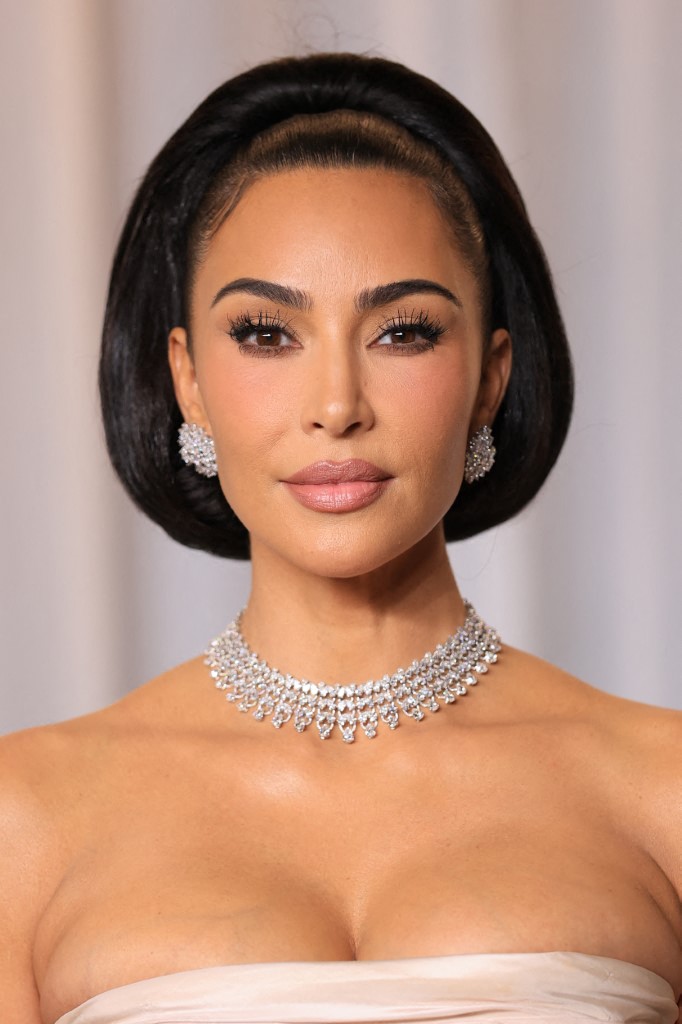 إطلالة Kim Kardashian بمكياج برونزي قوي