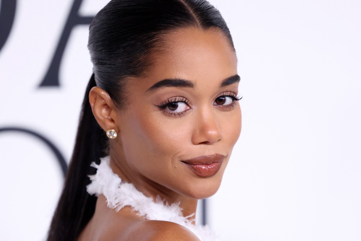 إطلالة Laura Harrier بمكياج مشرق وبيج