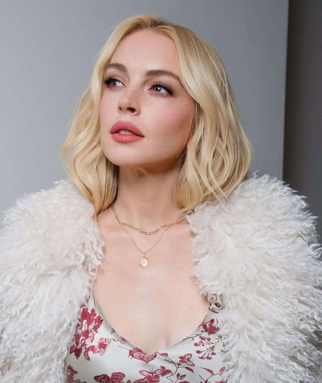 إطلالة Lindsay Lohan بالمكياج المرجاني والشفاه القوي