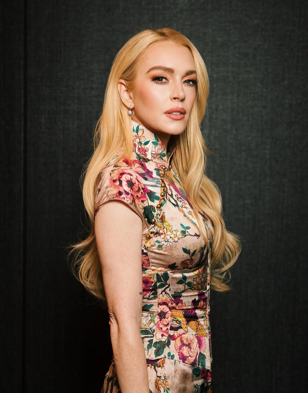 إطلالة Lindsay Lohan بالمكياج المرجاني والشفاه القوي