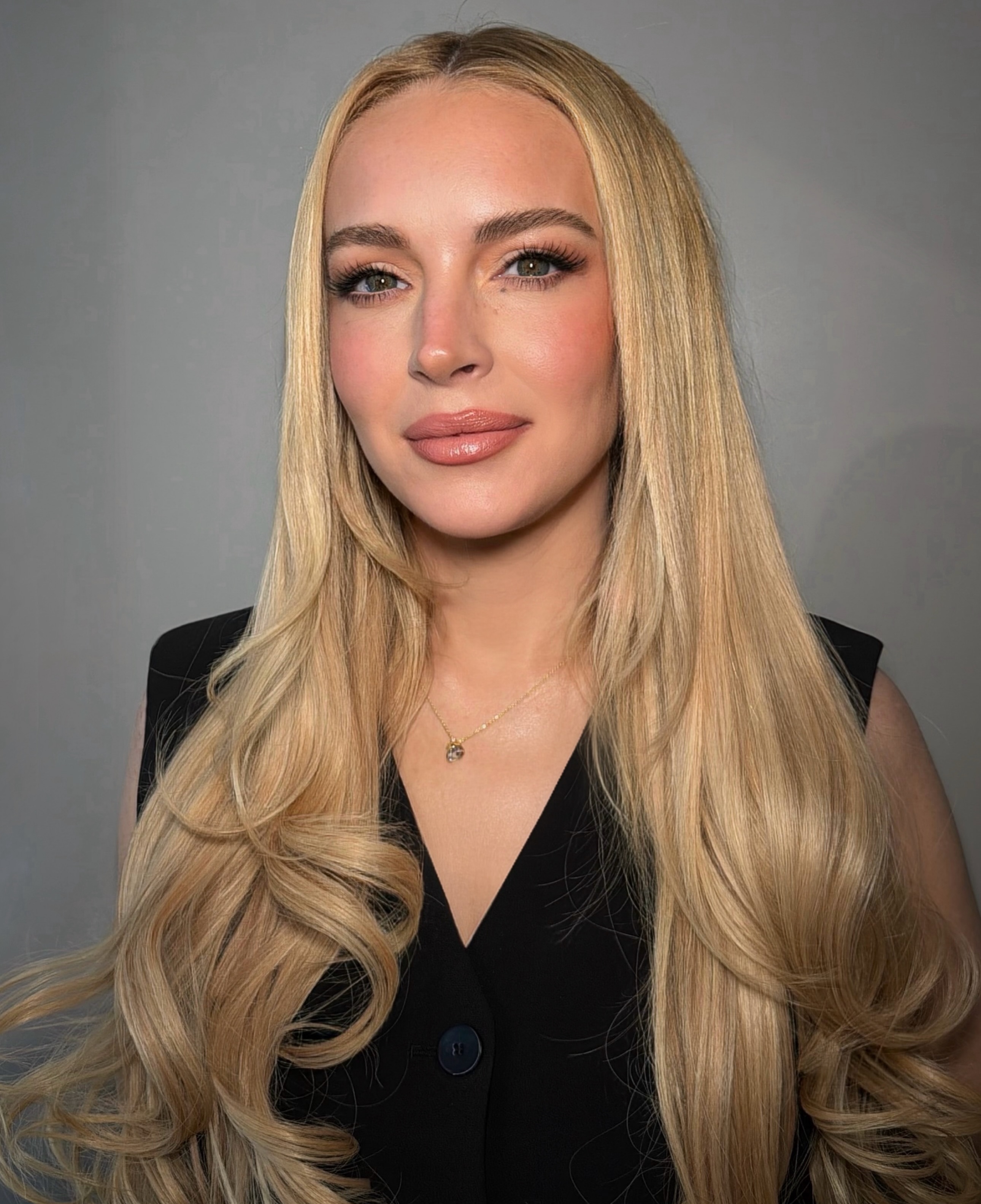 إطلالة Lindsay Lohan برسمات المكياج البني مع المشمشي