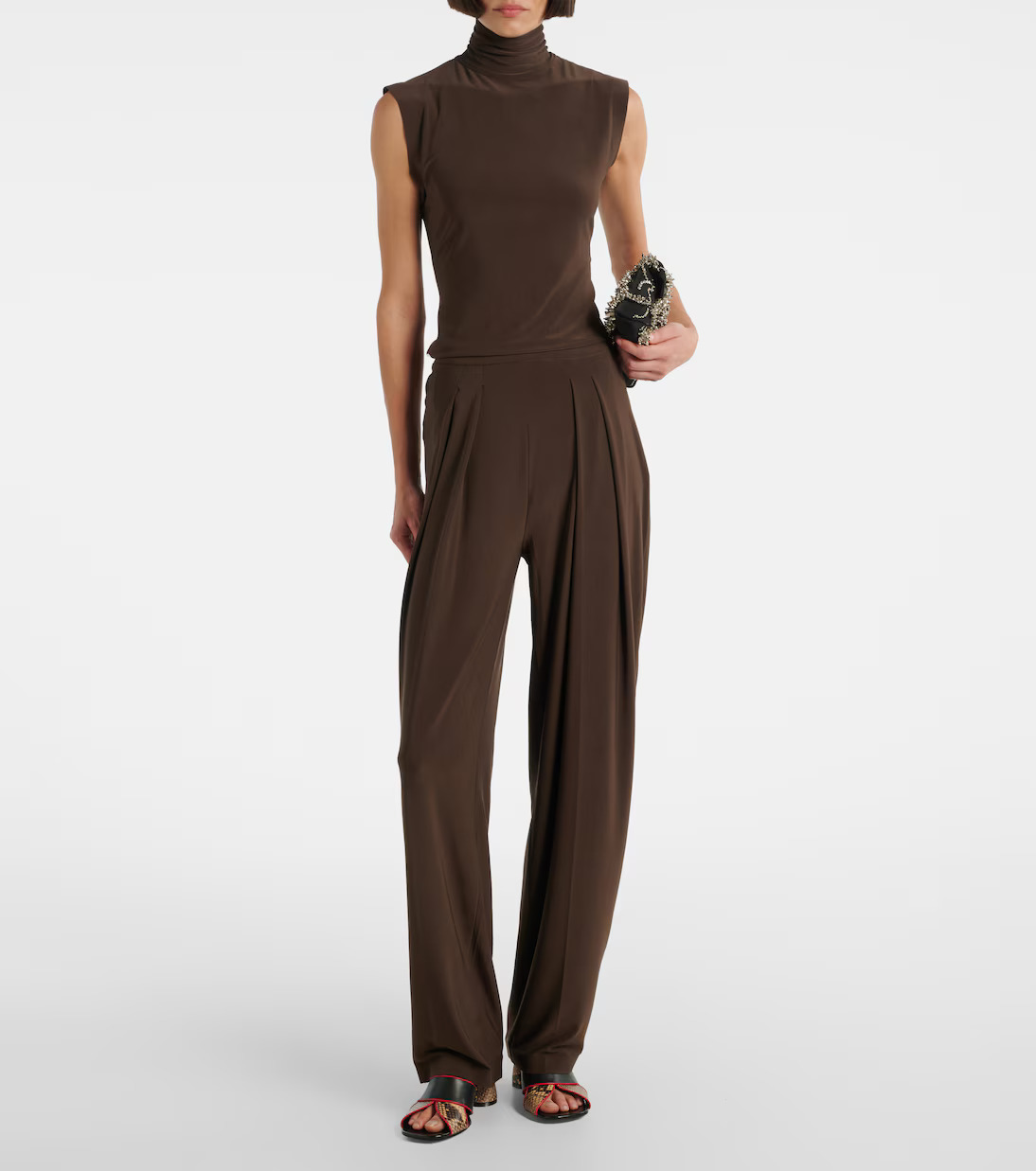 إطلالة Monochrome من Norma Kamali