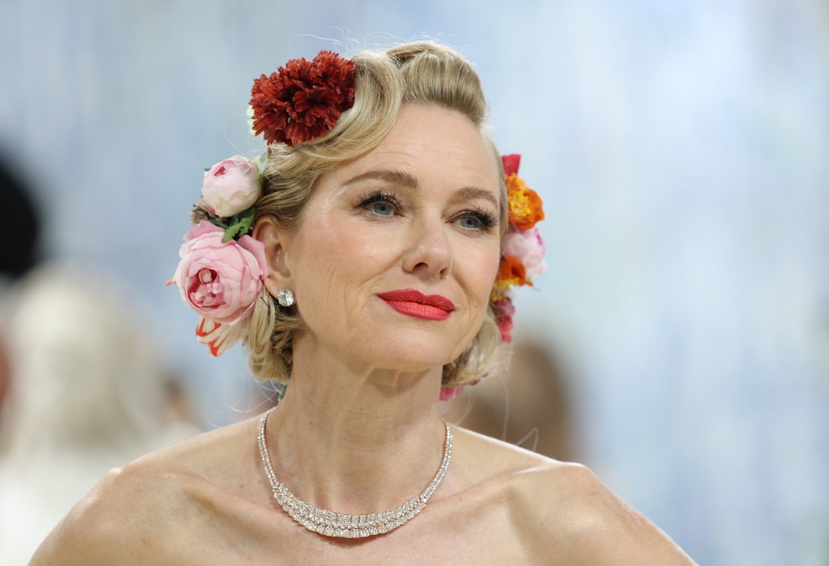 إطلالة Naomi Watts بأكسسوارات الورود