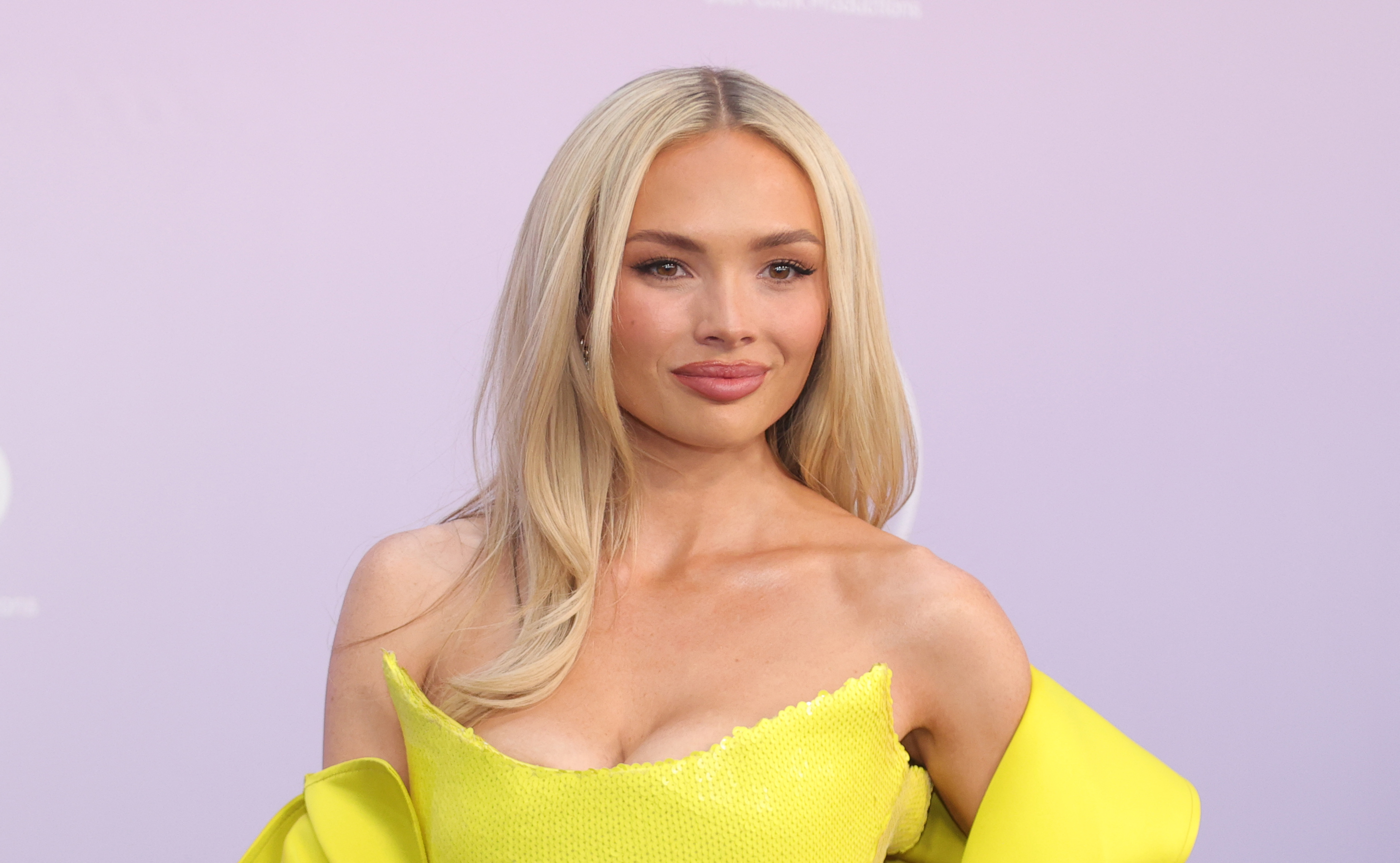 إطلالة Natalie Alyn برسمات المكياج البيج