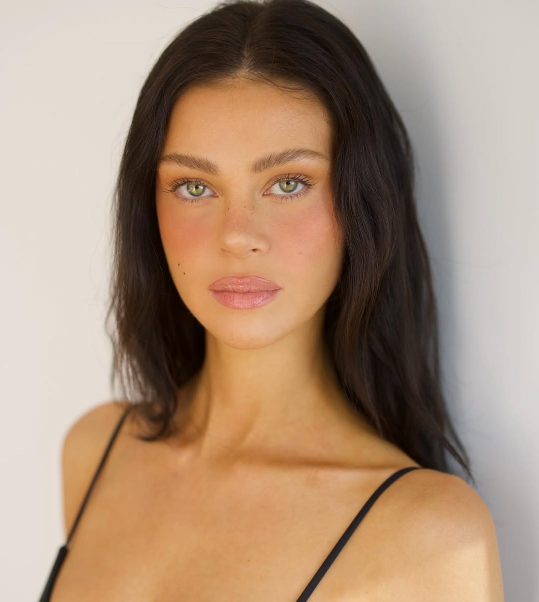 إطلالة Nicola Peltz Beckham برسمات البلاشر المشمشي والكريمي