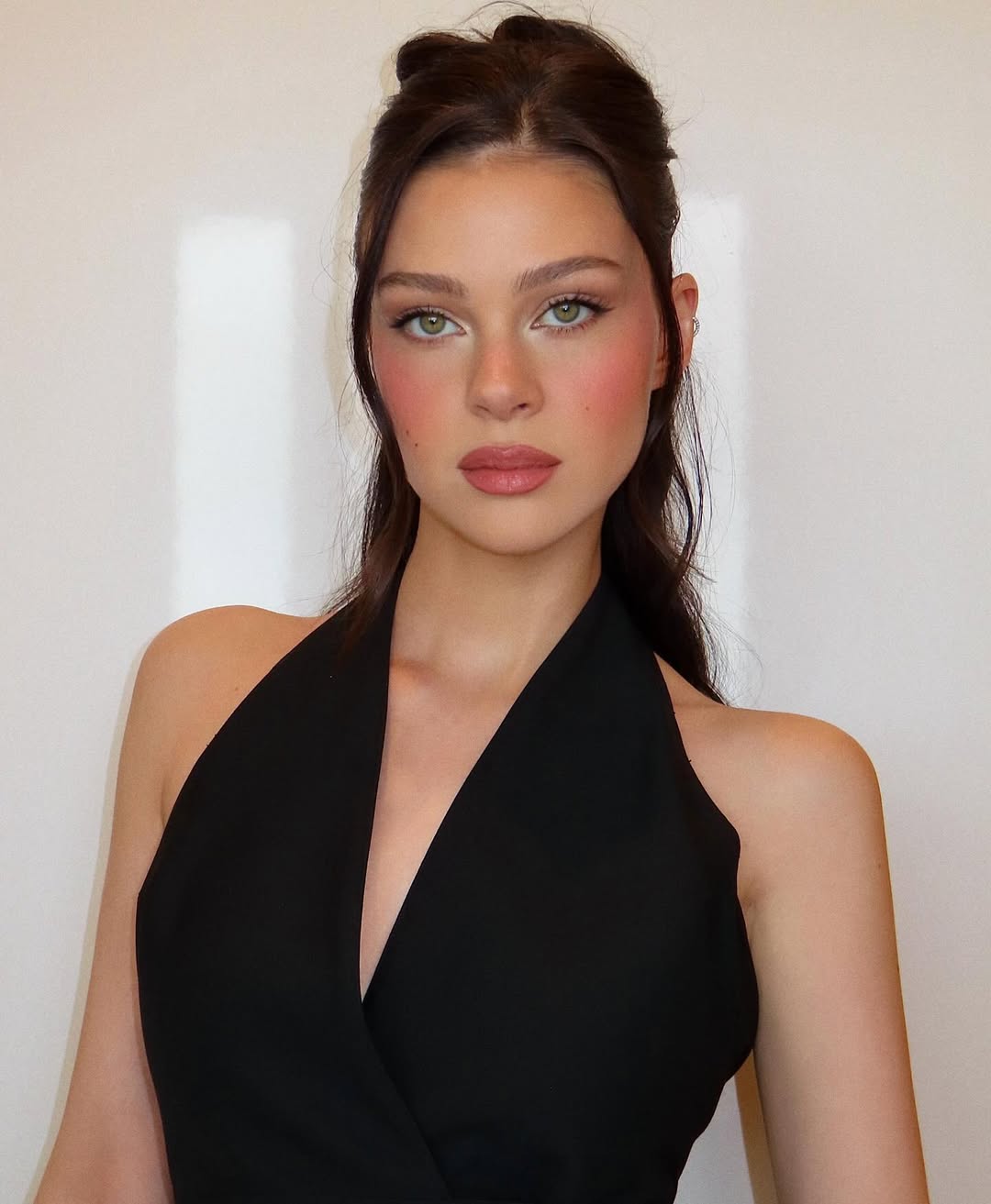 إطلالة Nicola Peltz Beckham برسمات البلاشر المشمشي