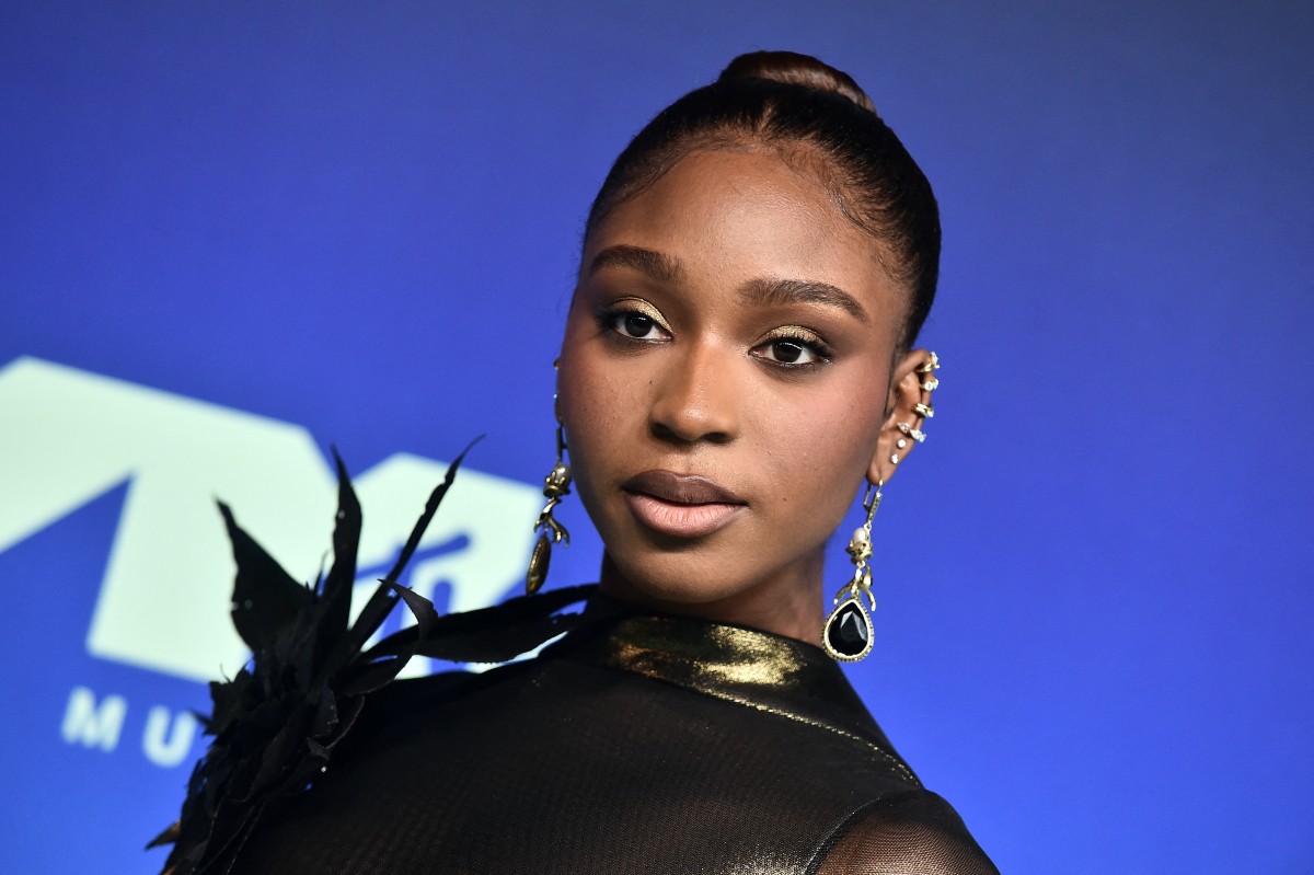 إطلالة Normani برسمات المكياج البرونزي