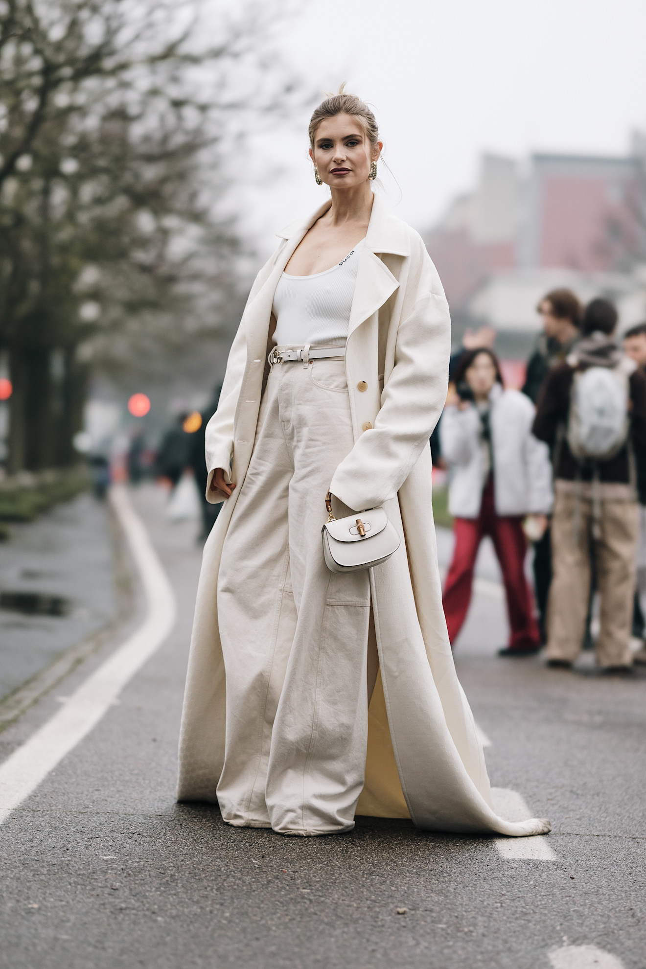 إطلالة Oversized مع حقيبة صغيرة من شوارع ميلان