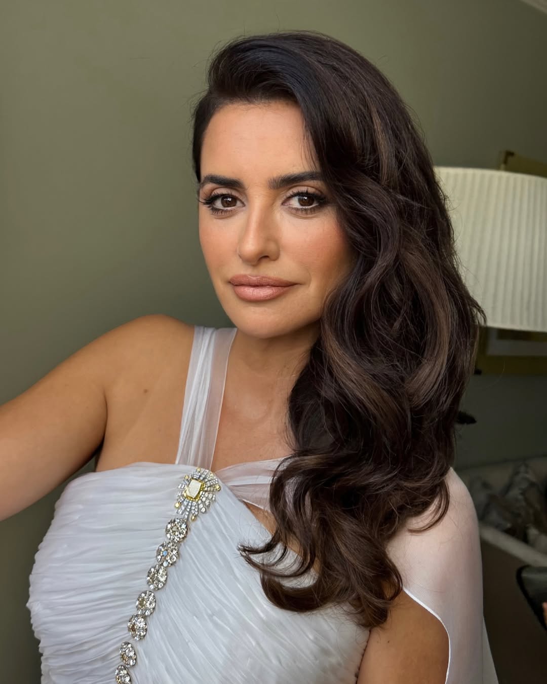 إطلالة Penelope Cruz بأحمر الشفاه الساتان- الصورة من حساب خبير المكياج Ash K Holm على انستغرام