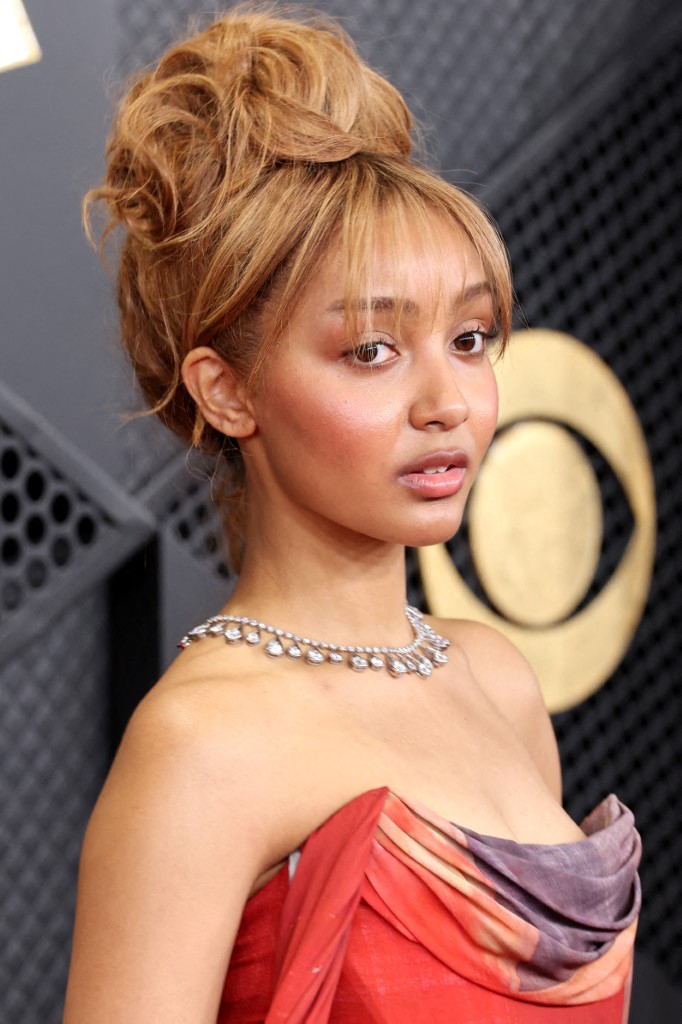 إطلالة Pink Pantheress برسمات المكياج المشمشي