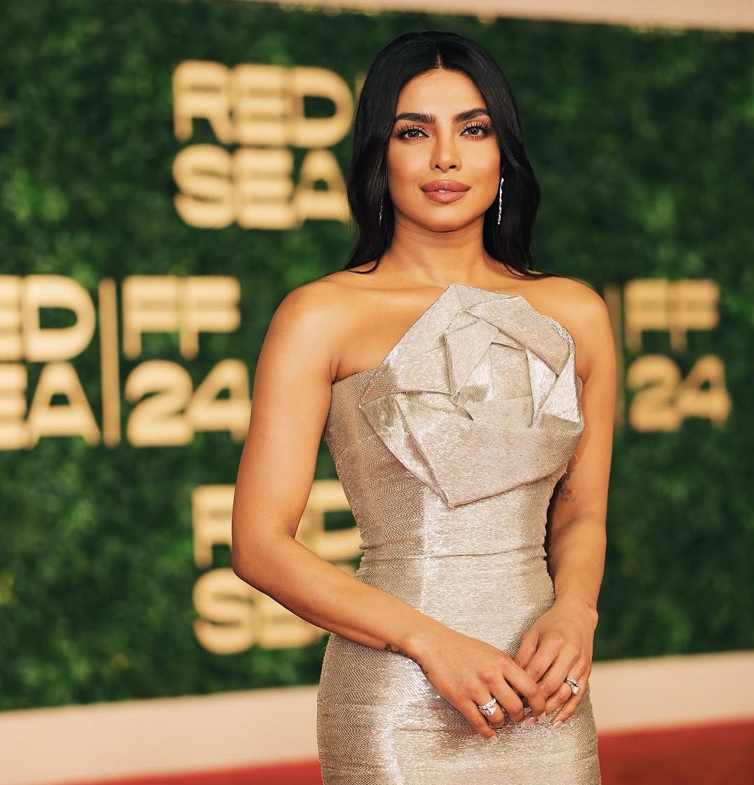 إطلالة Priyanka Chopra بجمال المكياج البني- الصورة من حسابها على انستغرام