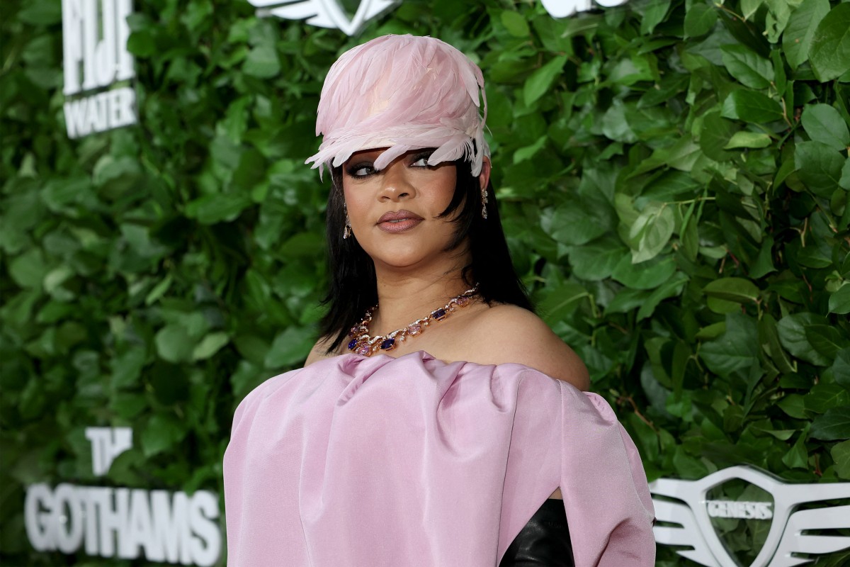 إطلالة Rihanna برسمات المكياج السموكي القوي