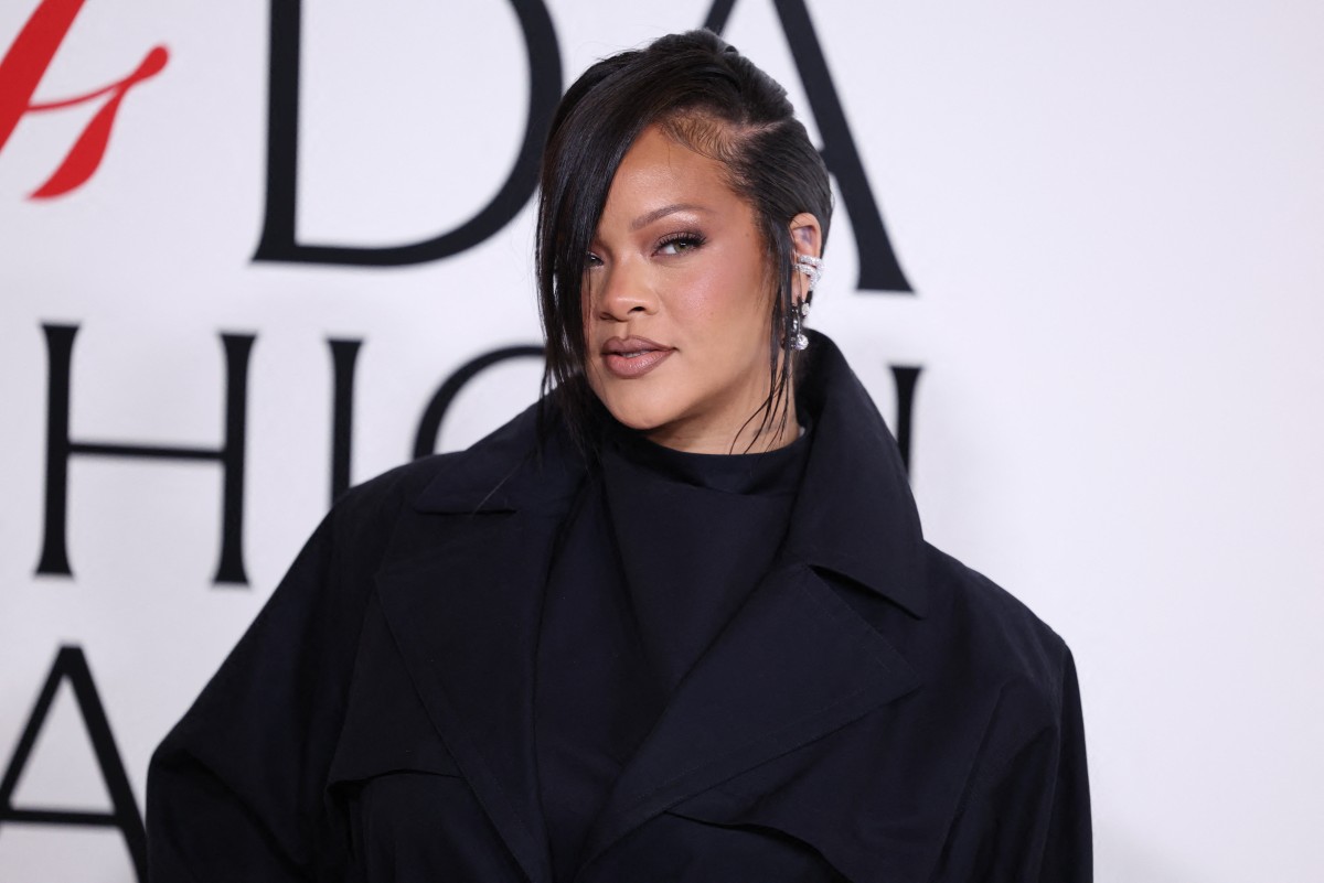 إطلالة Rihanna بكونتور الشفاه البني