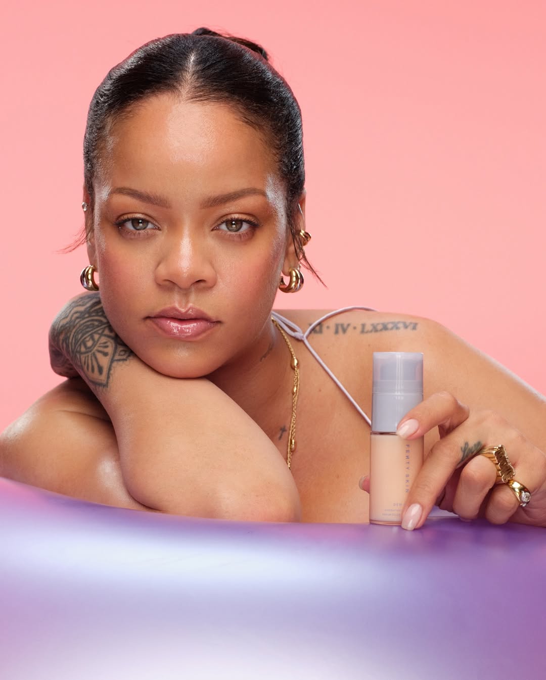 إطلالة Rihanna بكونتور الشفاه اللماع- الصورة من حساب خبير المكياج artbyhector على انستغرام