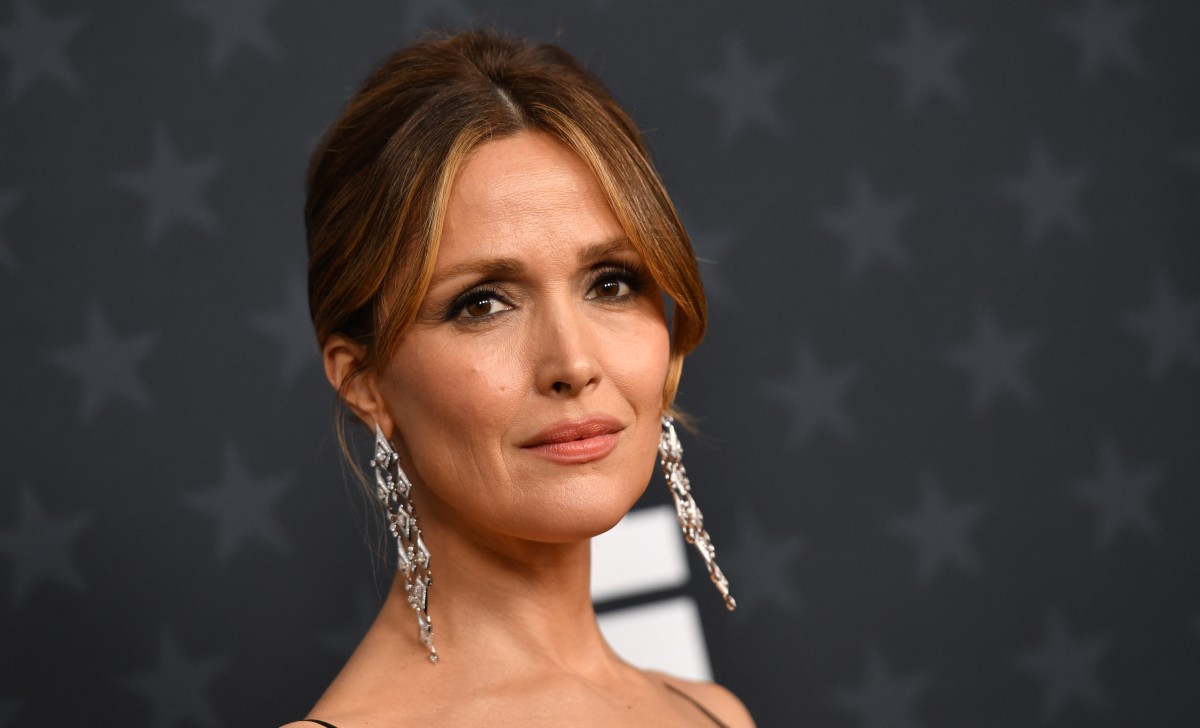 إطلالة Rose Byrne بالمكياج السموكي الاسود