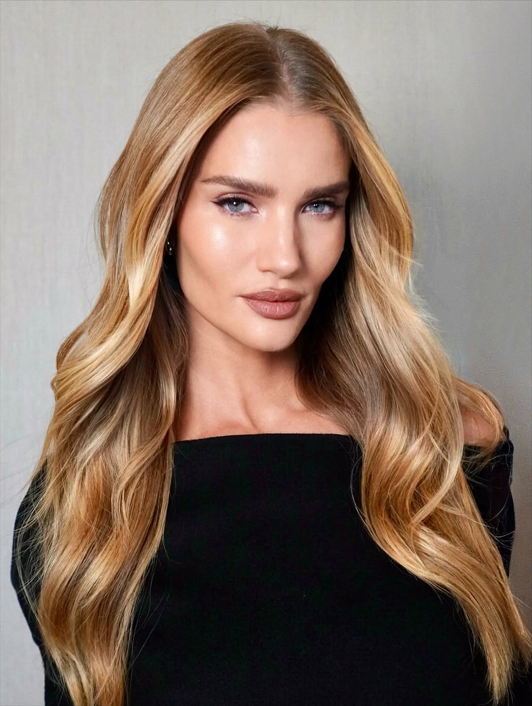 إطلالة Rosie Huntington-Whiteley برسمات المكياج البني