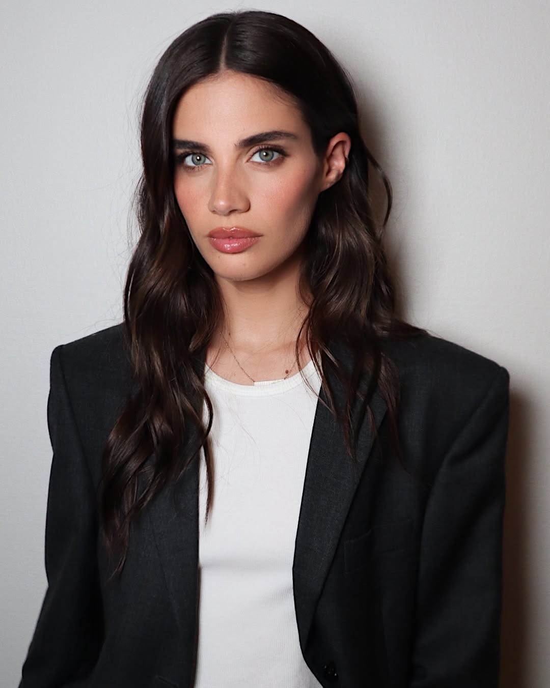 إطلالة Sara Sampaio بأحمر الشفاه الساتان المشرق- الصورة من حساب خبير المكياج Hung Vanngo على انستغرام