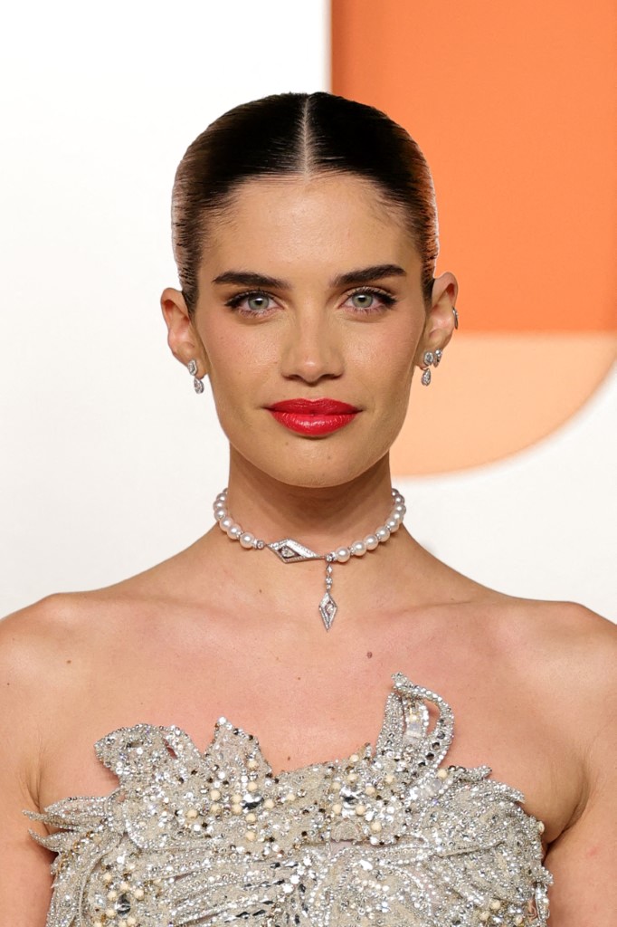 إطلالة Sara Sampaio بأحمر الشفاه القوي