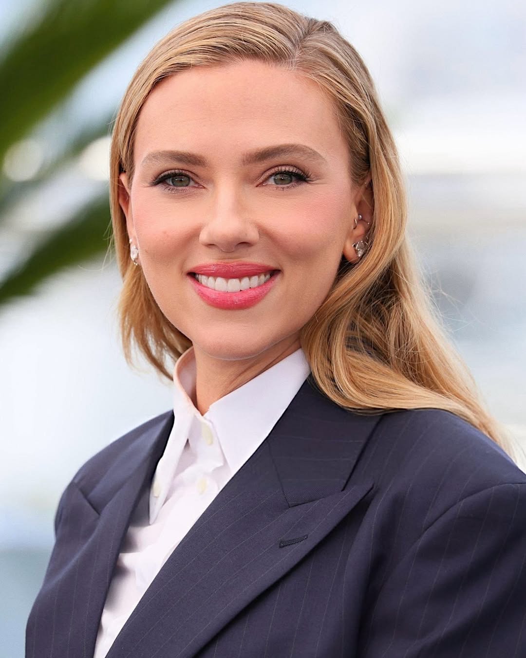 إطلالة Scarlett Johansson بأحمر الشفاه المرجاني الفاتح- الصورة من حساب خبير الشعر Hung Vanngo على انستغرام