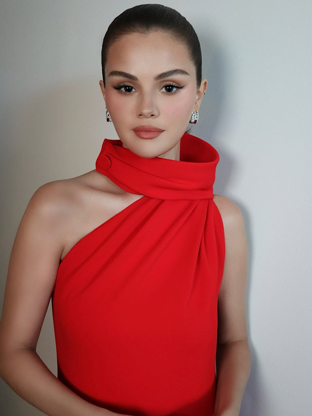 إطلالة Selana Gomez بالمكياج المشمشي مع الايلاينر- الصورة من حساب خبير المكياج Hung Vanngo على انستغرام