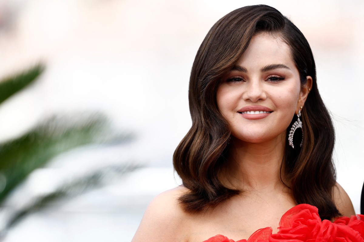 اطلالة Selena Gomez بخطوط الكحل البنية