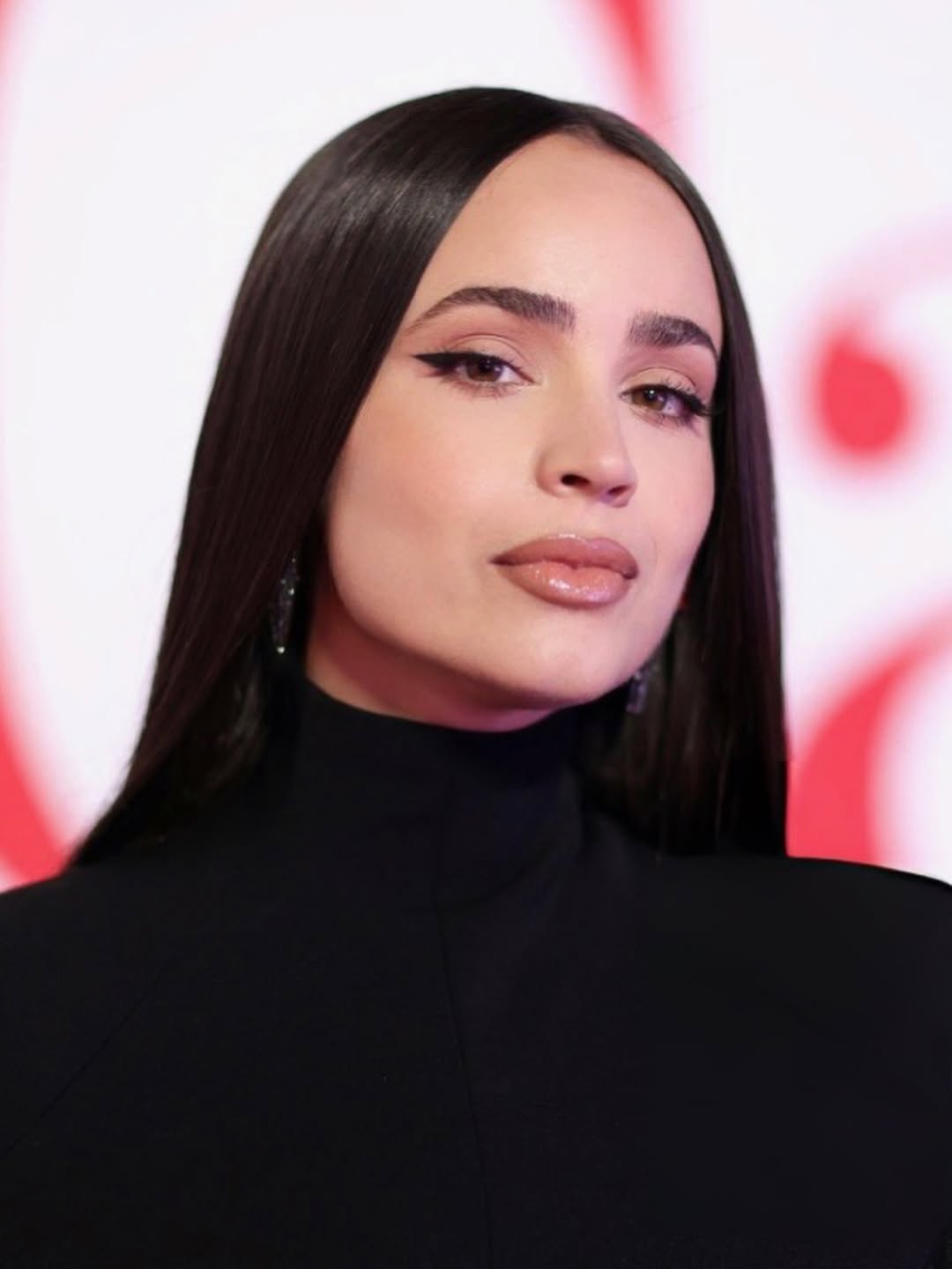 إطلالة Sofia Carson بخطوط الآيلاينر السوداء العريضة