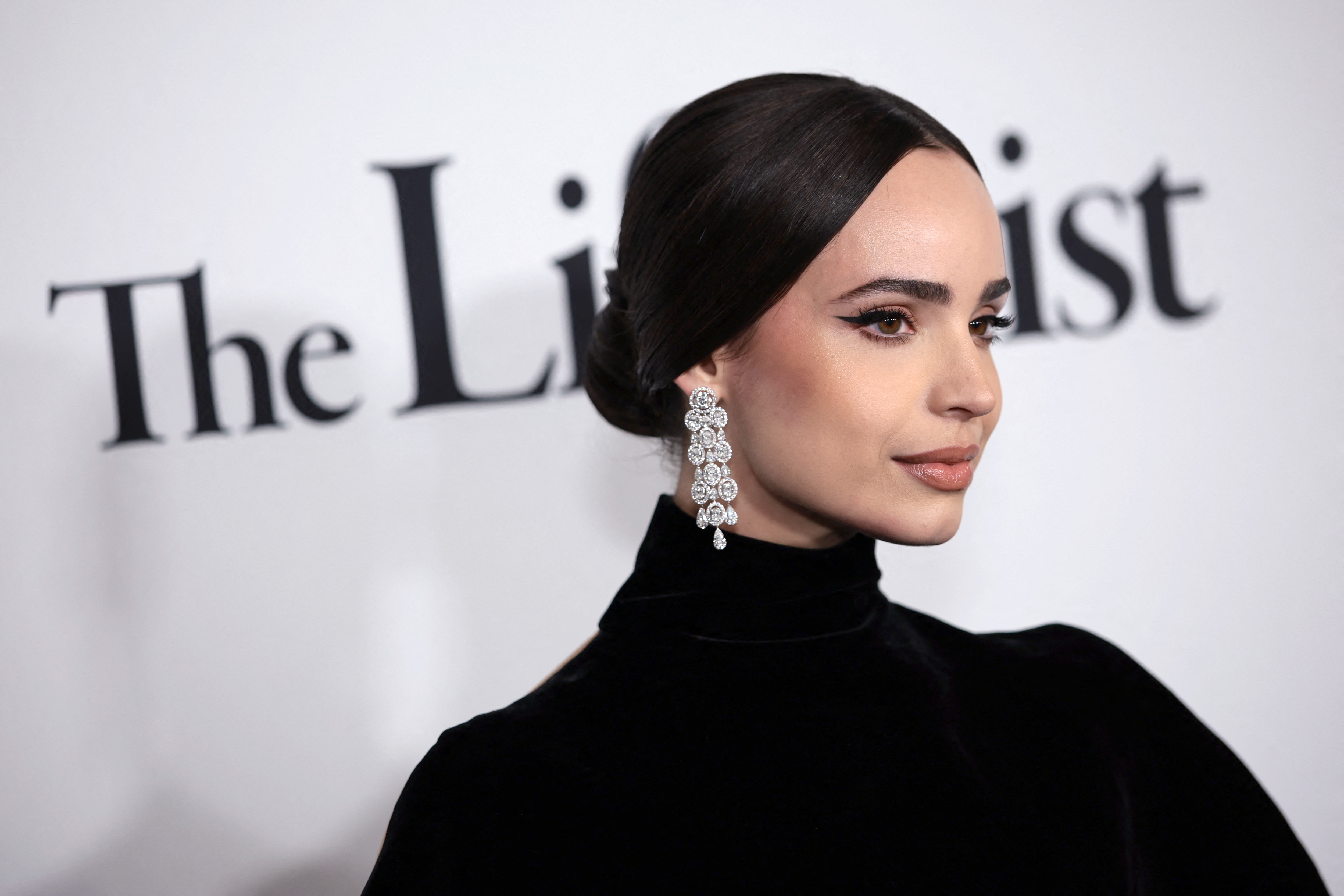 إطلالة Sofia Carson بخطوط الآيلاينر السوداء الكريمية