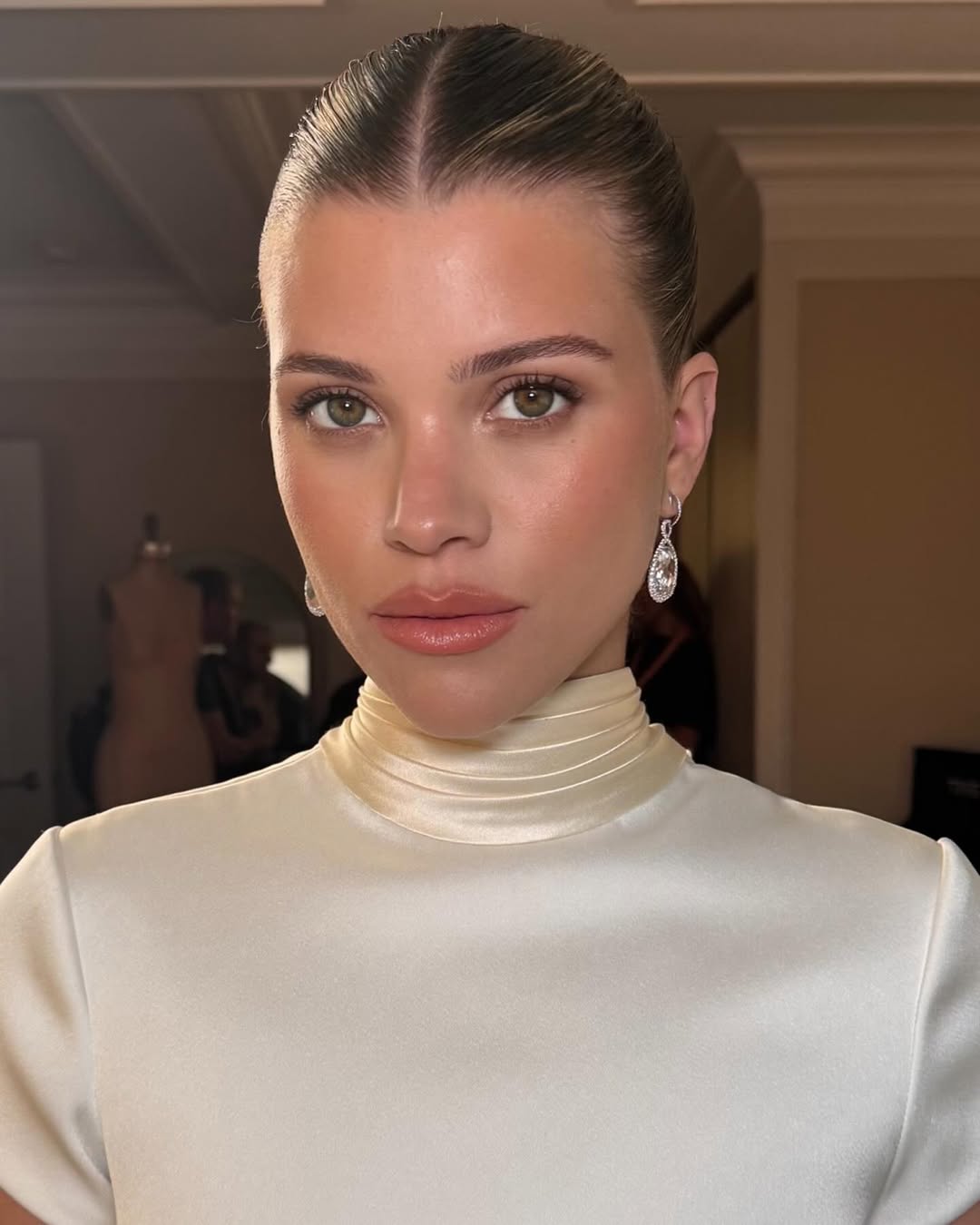 إطلالة Sofia Richie Grainge بأحمر الشفاه الساتان اللماع- الصورة من حساب خبيرة الشعر Kathleen- على انستغرام