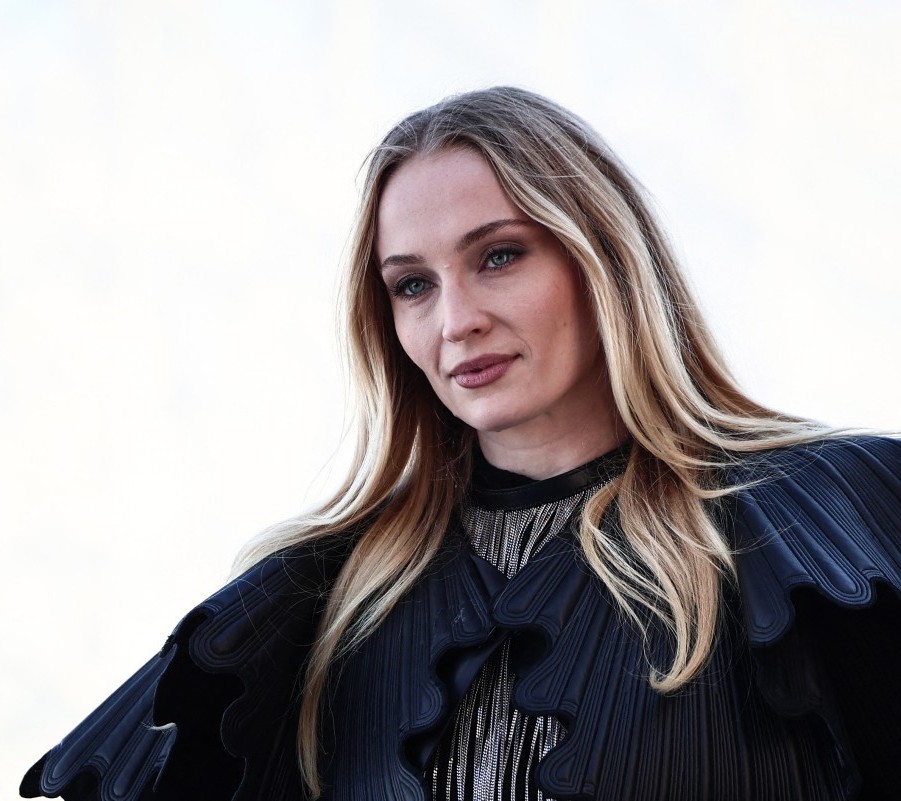 إطلالة Sophie Turner بخطوط الكحل السوداء